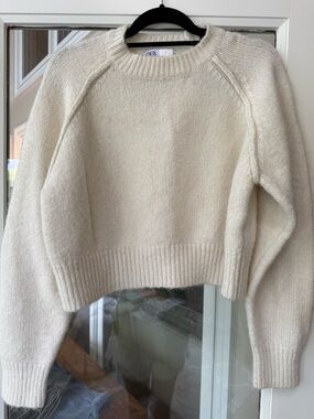 Zara Off-White Crewneck Raglan Sweater. Dry cleaned in GUC needs one tiny repair